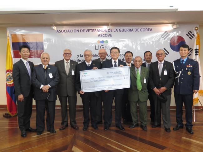 LIG Nex1 COO Lee Joung-sik (sixth from left) gives a donation to Colombia’s Korean War veterans in Bogota last week.    LIG Nex1