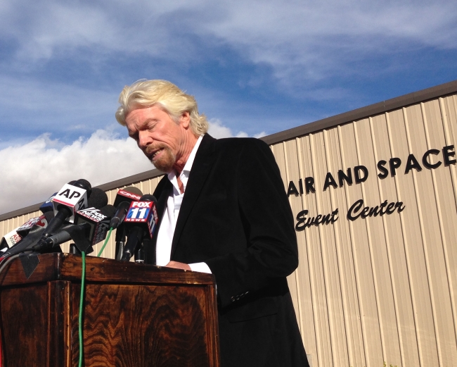Billionaire Virgin Galactic founder Richard Branson salutes the bravery of test pilots, and vows to find out what caused the crash of his prototype space tourism rocket that killed one crew member and injured another during a news conference in Mojave, California, Saturday.   AP-Yonhap