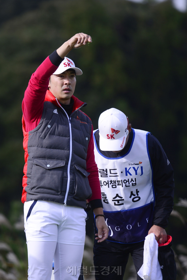 [헤럴드경제=제주ㆍ박해묵 기자] 2014 한국프로골프(KPGA) 코리안투어 헤럴드ㆍKYJ 투어챔피언십이 30일부터 나흘간 제주 서귀포시 롯데스카이힐 골프장 힐ㆍ오션 코스(파72ㆍ6989야드)에서 펼쳐진 가운데 최종라운드가 열리는 2일 오후 홍순상 선수가 8번홀에서 바람을 체크 하고 있다.