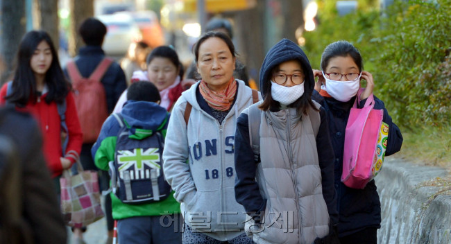 3일 오전 중부내륙과 경부내륙, 전북내륙 일부지역에 한파주의보가 발효되는 등 아침 기온이 큰 폭으로 떨어진 가운데 서울 청운동 청운초교에서 아이들이 두터운 외투를 입고 등교하고 있다.<br />김명섭 기자 msiron@heraldcorp.com
3일 오전 중부내륙과 경부내륙, 전북내륙 일부지역에 한파주의보가 발효되는 등 아침 기온이 큰 폭으로 떨어진 가운데 서울 청운동 청운초교에서 아이들이 두터운 외투를 입고 등교하고 있다.
김명섭 기자 msiron@heraldcorp.com