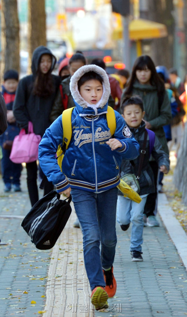 3일 오전 중부내륙과 경부내륙, 전북내륙 일부지역에 한파주의보가 발효되는 등 아침 기온이 큰 폭으로 떨어진 가운데 서울 청운동 청운초교에서 아이들이 두터운 외투를 입고 등교하고 있다.<br />김명섭 기자 msiron@heraldcorp.com
3일 오전 중부내륙과 경부내륙, 전북내륙 일부지역에 한파주의보가 발효되는 등 아침 기온이 큰 폭으로 떨어진 가운데 서울 청운동 청운초교에서 아이들이 두터운 외투를 입고 등교하고 있다.
김명섭 기자 msiron@heraldcorp.com