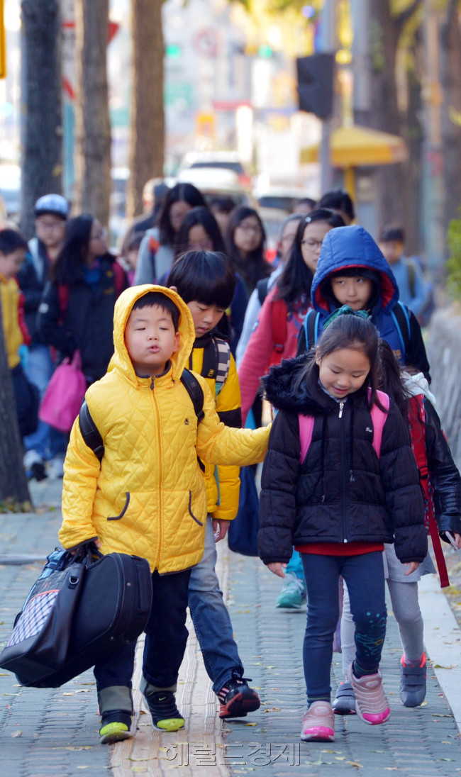 3일 오전 중부내륙과 경부내륙, 전북내륙 일부지역에 한파주의보가 발효되는 등 아침 기온이 큰 폭으로 떨어진 가운데 서울 청운동 청운초교에서 아이들이 두터운 외투를 입고 등교하고 있다.<br />김명섭 기자 msiron@heraldcorp.com
3일 오전 중부내륙과 경부내륙, 전북내륙 일부지역에 한파주의보가 발효되는 등 아침 기온이 큰 폭으로 떨어진 가운데 서울 청운동 청운초교에서 아이들이 두터운 외투를 입고 등교하고 있다.
김명섭 기자 msiron@heraldcorp.com
3일 오전 중부내륙과 경부내륙, 전북내륙 일부지역에 한파주의보가 발효되는 등 아침 기온이 큰 폭으로 떨어진 가운데 서울 청운동 청운초교에서 아이들이 두터운 외투를 입고 등교하고 있다.
김명섭 기자 msiron@heraldcorp.com
3일 오전 중부내륙과 경부내륙, 전북내륙 일부지역에 한파주의보가 발효되는 등 전국의 아침 기온이 큰 폭으로 떨어진 가운데 서울 청운동 청운초교에서 아이들이 두터운 외투를 입고 등교하고 있다.   김명섭 기자/msiron@heraldcorp.com