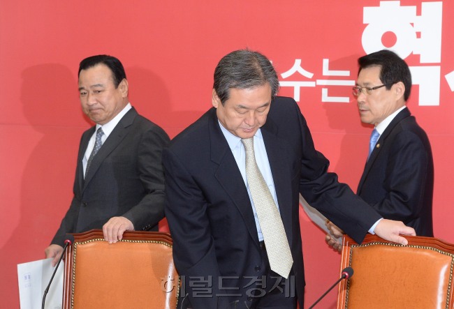 김무성 새누리당대표(가운데)가 3일오전 국회에서 열린 최고위원회의에 참석하기위해 이완구 원내대표(왼쪽).이군현사무총장과  회의장에 들어와 자리에 앉고 있다.이길동기자.gdlee@heraldcorp.com
김무성 새누리당대표(가운데)가 3일오전 국회에서 열린 최고위원회의에 참석하기위해 이완구 원내대표(왼쪽).이군현사무총장과  회의장에 들어와 자리에 앉고 있다.이길동기자.gdlee@heraldcorp.com