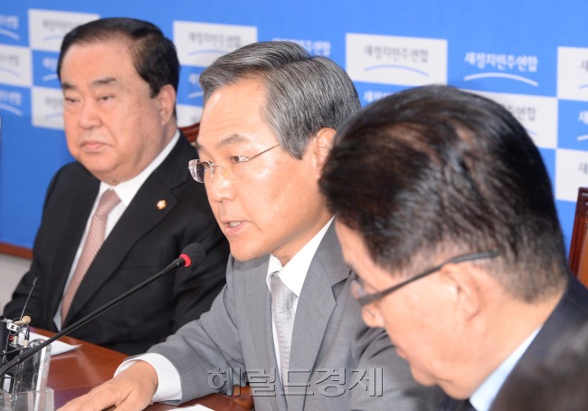 우윤근 새정치민주연합 원내대표가 3일오전 국회에서 열린 비상대책위원회의에 참석해 모두발언을 하고  있다.이길동기자.gdlee@heraldcorp.com
우윤근 새정치민주연합 원내대표가 3일오전 국회에서 열린 비상대책위원회의에 참석해 모두발언을 하고  있다.이길동기자.gdlee@heraldcorp.com