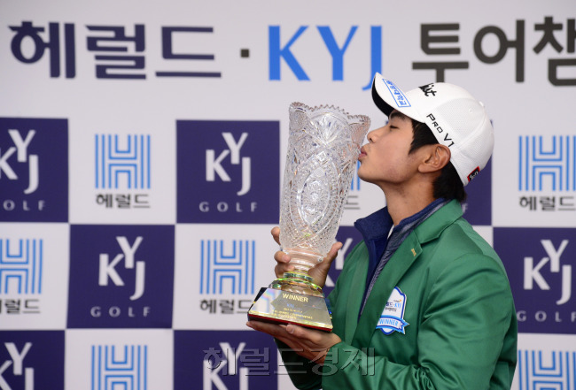 [헤럴드경제=제주ㆍ박해묵 기자] 2014 한국프로골프(KPGA) 코리안투어 헤럴드ㆍKYJ 투어챔피언십이 제주 서귀포시 롯데스카이힐 골프장 힐ㆍ오션 코스(파72ㆍ6989야드)에서 펼쳐진 가운데 우승자 이형준 선수가  3일 오전 우승 기념사진을 찍고 있다.
2014 한국프로골프(KPGA) 코리안투어 헤럴드ㆍKYJ 투어챔피언십이 제주 서귀포시 롯데스카이힐 골프장 힐ㆍ오션 코스(파72ㆍ6989야드)에서 펼쳐진 가운데 3일 오전 이형준이 우승을 확정한 뒤 동료선수·지인들과 축하 퍼포먼스를 연출하며 기쁨을 만끽하고 있다.  제주=박해묵 기자/mook@