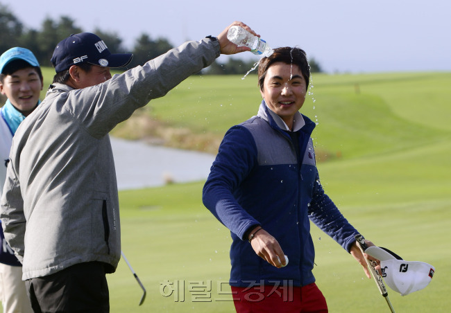 [헤럴드경제=제주ㆍ박해묵 기자] 2014 한국프로골프(KPGA) 코리안투어 헤럴드ㆍKYJ 투어챔피언십이 제주 서귀포시 롯데스카이힐 골프장 힐ㆍ오션 코스(파72ㆍ6989야드)에서 펼쳐진 가운데 3일 오전 이형준 선수가 우승을 확정한 뒤 동료선수로 부터 축하받고 있다.
[헤럴드경제=제주ㆍ박해묵 기자] 2014 한국프로골프(KPGA) 코리안투어 헤럴드ㆍKYJ 투어챔피언십이 제주 서귀포시 롯데스카이힐 골프장 힐ㆍ오션 코스(파72ㆍ6989야드)에서 펼쳐진 가운데 3일 오전 이형준 선수가 우승을 확정한 뒤 동료선수로 부터 축하받고 있다.