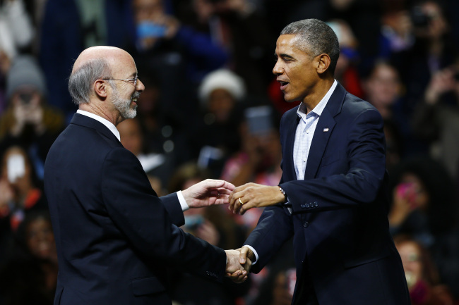 <YONHAP PHOTO-0544> ADDS WOLF- Pennsylvania Democratic gubernatorial candidate Tom Wolf, left, greets President Barack Obama campaigns for Wolf Sunday, Nov. 2, 2014, at Temple University in Philadelphia. (AP Photo/Matt Rourke)/2014-11-03 10:34:16/ <저작권자 ⓒ 1980-2014 ㈜연합뉴스. 무단 전재 재배포 금지.>
Pennsylvania Democratic gubernatorial candidate Tom Wolf (left) greets President Barack Obama at a campaign event for Wolf at Temple University in Philadelphia on Sunday.   AP-Yonhap