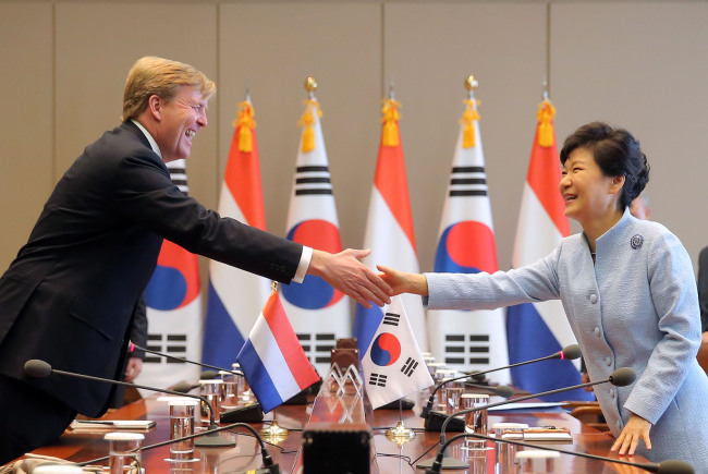 President Park Geun-hye shakes hands with Dutch King Willem-Alexander during their meeting at Cheong Wa Dae on Monday.   Yonhap