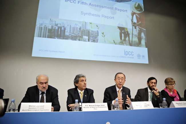 Presenting a report on climate change, with from left, Secretary-General World Meteoroligical Organization, Michel Jarraud, Minister of State for Envionment of Peru Manuel Pulgar-Vidal, U.N. Secretary General Ban Ki-moon, Chairman of the IPCC Rajendra K. Pachauri and Secretary of the IPCC Renata Christ, present a comprehensive report by the U.N. climate panel, summarizing the three interim reports previously released on climate changes at Tivoli Congress Center in Copenhagen, Denmark, Sunday.   AP-Yonhap