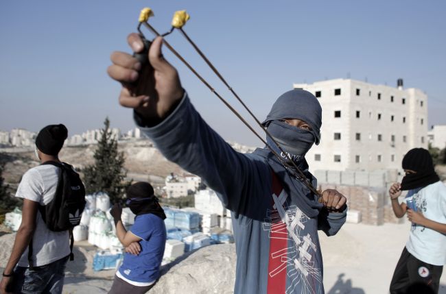 A Palestinian protester holds a slingshot during clashes with Israeli police in a suburb of East Jerusalem on Oct. 23. AFP-Yonhap