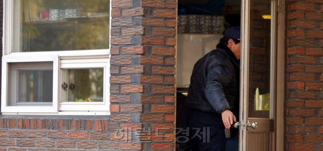 서울 상계동 한 아파트단지에서 경비원이 초소에서 근무를 서고 있다.<br />김명섭 기자 msiron@heraldcorp.com
서울 상계동 한 아파트단지에서 경비원이 초소에서 근무를 서고 있다.
김명섭 기자 msiron@heraldcorp.com