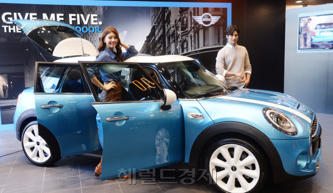 뉴 미니 5도어 론칭 포토세션이 4일 서울 강남 논현동 미니 강남 전시장에서 열렸다.  BMW 뉴 미니 5도어는 기존 모델에서 도어 2개를 새롭게 추가한것으로  뒷좌석 탑승 편의성이 한층 향상되었으며 3인승 시트도 장착할 수 있다. 박현구 기자phko@heraldcorp.com
뉴 미니 5도어 론칭 포토세션이 4일 서울 강남 논현동 미니 강남 전시장에서 열렸다.  BMW 뉴 미니 5도어는 기존 모델에서 도어 2개를 새롭게 추가한것으로  뒷좌석 탑승 편의성이 한층 향상되었으며 3인승 시트도 장착할 수 있다. 박현구 기자phko@heraldcorp.com
뉴 미니 5도어 론칭 포토세션이 4일 서울 강남 논현동 미니 강남 전시장에서 열렸다.  BMW 뉴 미니 5도어는 기존 모델에서 도어 2개를 새롭게 추가한것으로  뒷좌석 탑승 편의성이 한층 향상되었으며 3인승 시트도 장착할 수 있다. 박현구 기자phko@heraldcorp.com