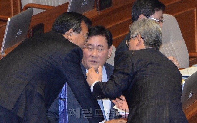 최경환 경제부총리겸 기획재정부장관이 4일 오전 국회본회의 경제분야 대정부 질문에 출석해 새누리당 이정현.이철우의원과 이야기를 하고 있다.이길동기자.gdlee@heraldcorp.com
최경환 경제부총리겸 기획재정부장관이 4일 오전 국회본회의 경제분야 대정부 질문에 출석해 새누리당 이정현.이철우의원과 이야기를 하고 있다.이길동기자.gdlee@heraldcorp.com
최경환(가운데) 경제부총리 겸 기획재정부장관이 4일 오전 국회 본회의 경제분야 대정부질문에 출석해 새누리당 이정현ㆍ이철우의원과 이야기를 하고 있다. 이날 대정부질문에서 박근혜 정부의 규제완화를 포함한 재정확장 정책인  ‘초이노믹스’를 놓고 여야의  공방이 이어졌다.
　 이길동 기자/gdlee@heraldcorp.com