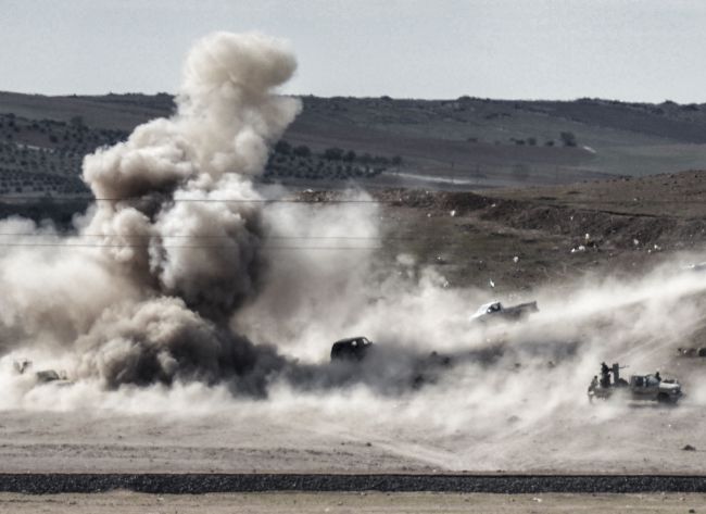 Smoke rises from the Syrian border town of Kobane, as seen from the town of Suruc in Sanliurfa province, Turkey, Monday.   AFP-Yonhap