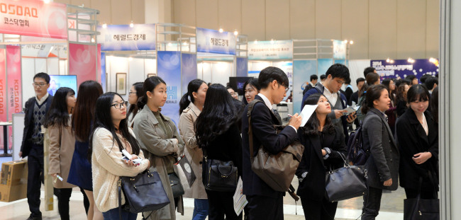 A crowd of job seekers gathers at the 5th KOSDAQ & KONEX Job Fair, hosted by the Herald Corp., Korea New Exchange and KOSDAQ Listed Companies Association, at Coex in Samseong-dong, Seoul, on Tuesday.   Ahn Hoon/The Korea Herald