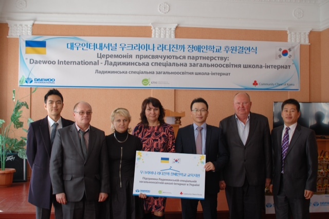 Choi Ha-young (third from right), the Ukrainian branch chief of Daewoo International, poses after signing an agreement to sponsor a school in Ukraine, Tuesday.   Daewoo International