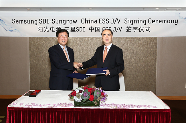 Samsung SDI CEO Park Sang-jin (left) shakes hands with Sungrow Power Supply chairman Renxian Cao after they agreed to set up a joint venture for energy storage systems in China on Tuesday.    Samsung SDI