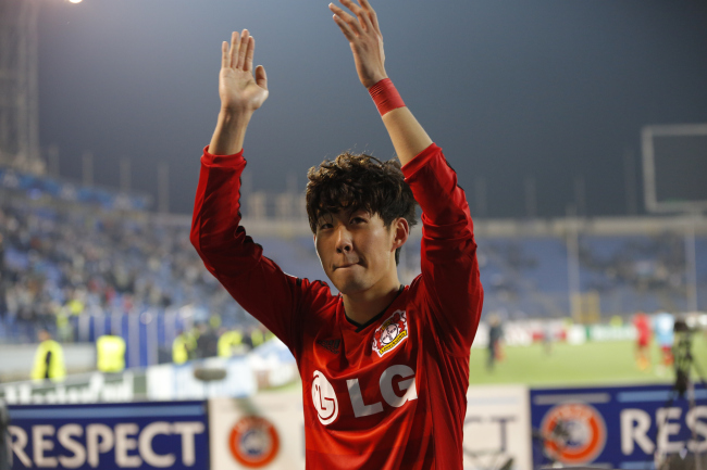<YONHAP PHOTO-0048> Leverkusen's Son Heung-min reacts after the Champions League group C soccer match between Zenit St. Petersburg and Bayer 04 Leverkusen in St.Petersburg, Russia, Tuesday, Nov. 4, 2014. (AP Photo/Dmitry Lovetsky)/2014-11-05 05:47:07/ <저작권자 ⓒ 1980-2014 ㈜연합뉴스. 무단 전재 재배포 금지.>
Leverkusen’s Son Heung-min celebrates after the team’s win on Tuesday.   AP-Yonhap
