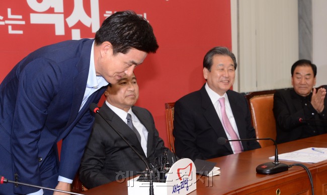 당무에 복귀한 김태호 새누리당 최고위원이 5일 오전 국회에서 열린 최고중진연석회의에 참석해 사과의 인사를 하고 있다.이길동기자.gdlee@heraldcorp.com
당무에 복귀한 김태호 새누리당 최고위원이 5일 오전 국회에서 열린 최고중진연석회의에 참석해 사과의 인사를 하고 있다.이길동기자.gdlee@heraldcorp.com