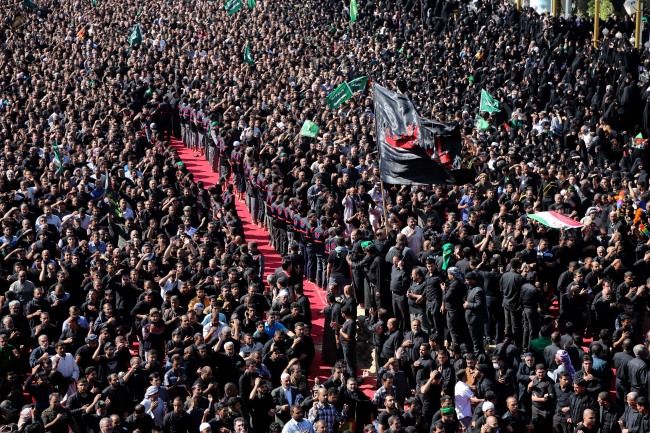 <YONHAP PHOTO-0059> Shiite Muslim worshippers gather in front of the holy shrine of Imam Hussein to mark Ashoura in the Shiite holy city of Karbala, 50 miles (80 kilometers) south of Baghdad, Iraq, Tuesday, Nov. 4, 2014. Hundreds of thousands of Shiite pilgrims have flocked to an Iraqi holy city for the peak of a 10-day religious ritual amid tight security over fears of sectarian attacks. (AP Photo/Karim Kadim)/2014-11-05 05:57:15/ <저작권자 ⓒ 1980-2014 ㈜연합뉴스. 무단 전재 재배포 금지.>
Shiite Muslim worshippers gather in front of the holy shrine of Imam Hussein to mark Ashoura in the Shiite holy city of Karbala, 80 kilometers south of Baghdad, Tuesday.   AP-Yonhap