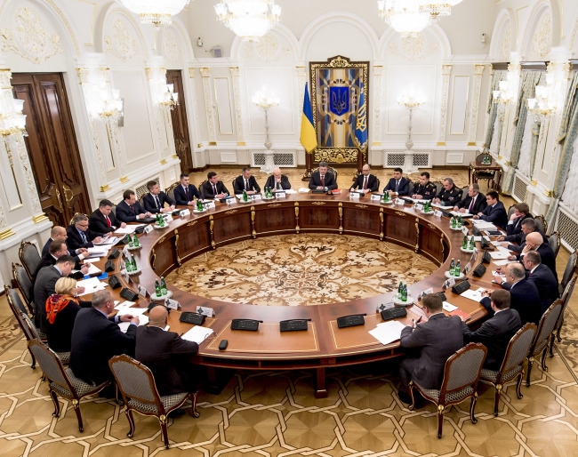 Ukrainian President Petro Poroshenko chairs a meeting of the National Security and Defense Council in Kiev on Tuesday.   TASS-Yonhap