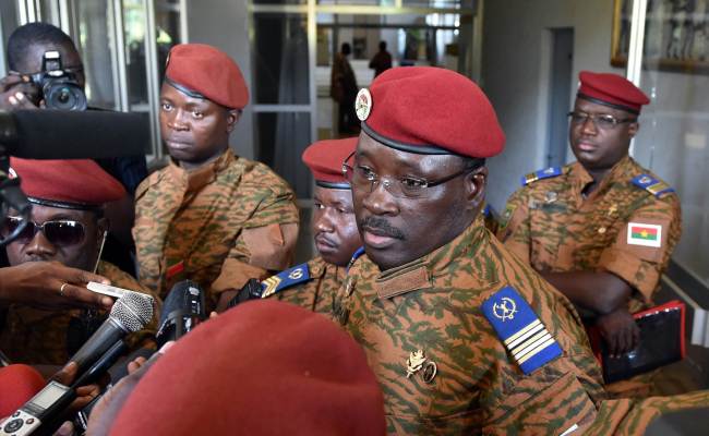 Lt. Col. Isaac Zida (center), named interim leader following the ousting of President Blaise Compaore, speaks to journalists after a meeting of soldiers and diplomats in Ouagadougou on Monday.   AFP-Yonhap