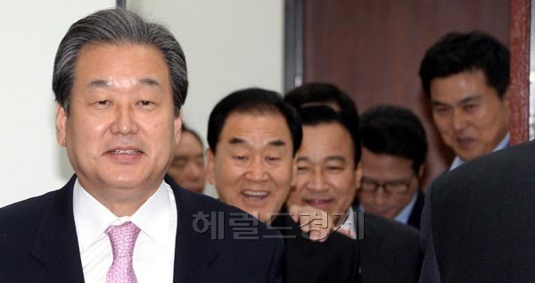 <포토> 밝은 표정으로 회의 참석하는 김무성,이재오,이완구.정병국.김태호