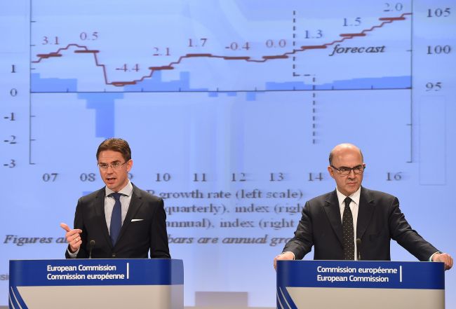 European Commissioner for Economic and Financial Affairs, Taxation and Customs Pierre Moscovici (right) and European Commission Vice-President and Commissioner for Jobs, Growth, Investment and Competitiveness Jyrki Katainen address a press conference on European economic forecasts at the EC headquarters in Brussels on Tuesday.   AFP-Yonhap