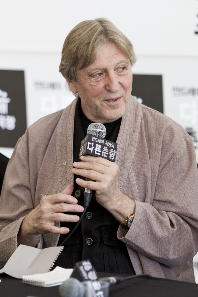 Director Andrei Serban speaks at a news conference on a new changgeuk production “Andrei Serban’s Different Chunhyang” in Seoul on Wednesday.   National Theater of Korea