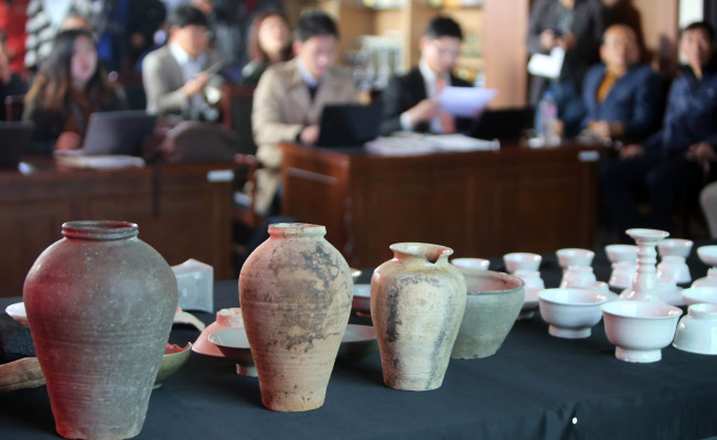 Ceramics recovered from a shipwreck off Mado Island are on display during a press conference in Taean, South Chungcheong Province, Wednesday. (Yonhap)