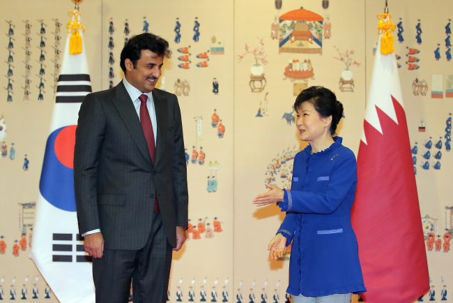 President Park Geun-hye (right) greets Qatari Emir Sheikh Tamim bin Hamad Al Thani before holding summit talks at Cheong Wa Dae on Wednesday. (Yonhap)