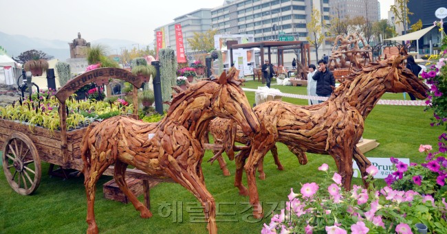 2014대한민국 조경문화박람회가 6일~10일 서울 광화문 광장에서 열린다. 이번 박람회는 기존의 제품전시 중심의 박람회를 탈피해 문화와 결합된 시민참여형의 다양한 프로그램과 이벤트가 풍성하게 펼쳐진다. 행사 기간 매일 12시부터 오후 1시까지 하루 2000개의 꽃을 시민에게 나눠주는 이벤트가 열리며 전통연희, 마술과 마임의 버블쇼, 요요퍼포먼스, 거리음악 공연 등 다양한 문화행사가 펼쳐진다. 화분 분갈이, 국화 분재 만들기 등 식물을 활용한 다양한 체험프로그램도 준비돼 있다.<br />김명섭 기자 msiron@heraldcorp.com