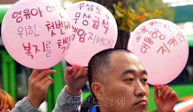 교육재정파탄위기극복과 교육재정확대를 위한 국민운동 본부 등 시민단체들은 6일 오전 서울 종로구 청운동 사무소 앞에서 무상보육, 무상급식 파탄위기 대통령 해결 촉구 기자회견을 하고 있다.<br />김명섭 기자 msiron@heraldcorp.com
교육재정파탄위기극복과 교육재정확대를 위한 국민운동 본부 등 시민단체들은 6일 오전 서울 종로구 청운동 사무소 앞에서 무상보육, 무상급식 파탄위기 대통령 해결 촉구 기자회견을 하고 있다.
김명섭 기자 msiron@heraldcorp.com
교육재정파탄위기극복과 교육재정확대를 위한 국민운동 본부 등 시민단체들은 6일 오전 서울 종로구 청운동 사무소 앞에서 무상보육, 무상급식 파탄위기와 관련한 대통령 해결 촉구 기자회견을 갖고 있다.  김명섭 기자/msiron@heraldcorp.com