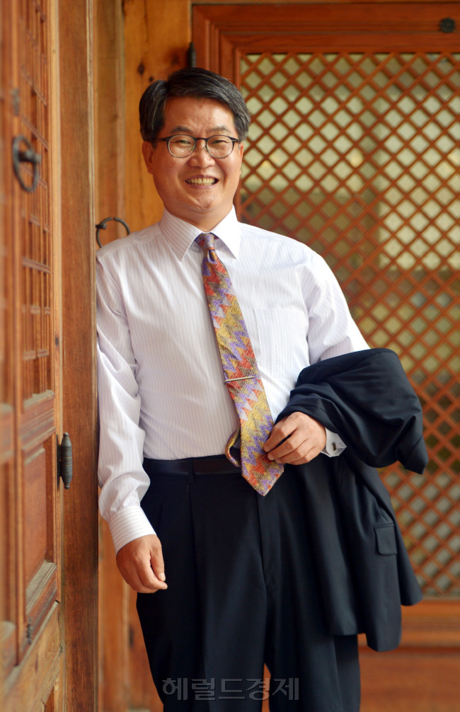 윤용철<br />김명섭 기자 msiron@heraldcorp.com
윤용철
김명섭 기자 msiron@heraldcorp.com
윤용철
김명섭 기자 msiron@heraldcorp.com