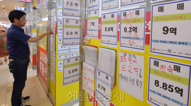 전세값이 급등하면서 임대시장이 혼돈의 상황이지만 월세 가구가 전세를 앞지르는 등 조만간 월세시대가 펼쳐질 것으로 전망되고있다. 이상섭 기자/babtong@heraldcorp.com