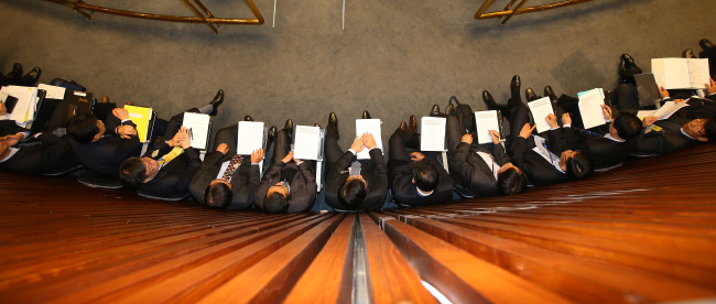 <YONHAP PHOTO-0868> 예결위 참석한 정부 부처 관계자들 (서울=연합뉴스) 김도훈 기자 = 6일 오전 국회 예산결산특별위원회 첫 전체회의에서 정부부처 관계자들이 개회를 기다리고 있다. 2014.11.6 superdoo82@yna.co.kr/2014-11-06 12:03:51/ <저작권자 ⓒ 1980-2014 ㈜연합뉴스. 무단 전재 재배포 금지.>
Government officials wait for the first meeting of the parliamentary Special Committee on Budget and Accounts to begin at the National Assembly in Seoul on Thursday.   Yonhap
Government officials wait for the first meeting of the parliamentary Special Committee on Budget and Accounts to begin at the National Assembly in Seoul on Thursday.   Yonhap