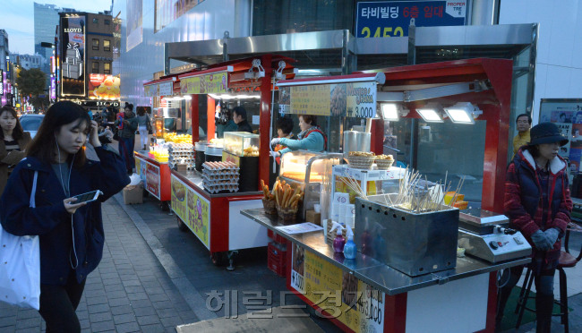 명동길거리음식.<br />정희조 기자/checho@heraldcorp.com 141105
명동길거리음식.
정희조 기자/checho@heraldcorp.com 141105
명동길거리음식.
정희조 기자/checho@heraldcorp.com 141105