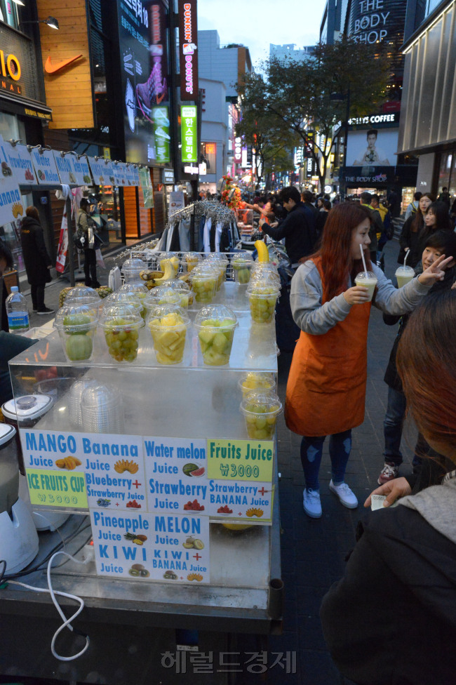 명동길거리음식.<br />정희조 기자/checho@heraldcorp.com 141105
명동길거리음식.
정희조 기자/checho@heraldcorp.com 141105
명동길거리음식.
정희조 기자/checho@heraldcorp.com 141105