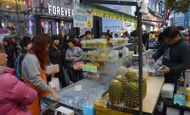 명동길거리음식.<br />정희조 기자/checho@heraldcorp.com 141105
명동길거리음식.
정희조 기자/checho@heraldcorp.com 141105
명동길거리음식.
정희조 기자/checho@heraldcorp.com 141105