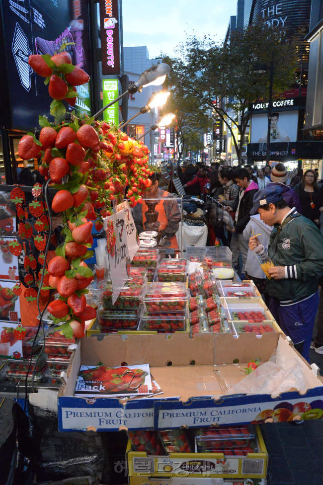 명동길거리음식.<br />정희조 기자/checho@heraldcorp.com 141105
명동길거리음식.
정희조 기자/checho@heraldcorp.com 141105
명동길거리음식.
정희조 기자/checho@heraldcorp.com 141105