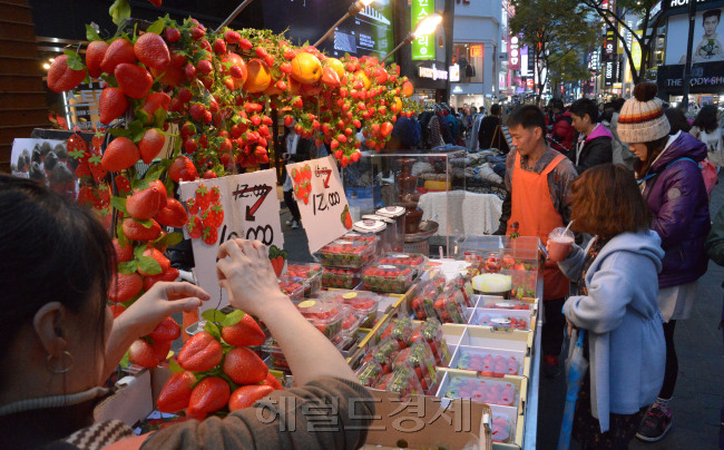 명동길거리음식.<br />정희조 기자/checho@heraldcorp.com 141105
명동길거리음식.
정희조 기자/checho@heraldcorp.com 141105
명동길거리음식.
정희조 기자/checho@heraldcorp.com 141105