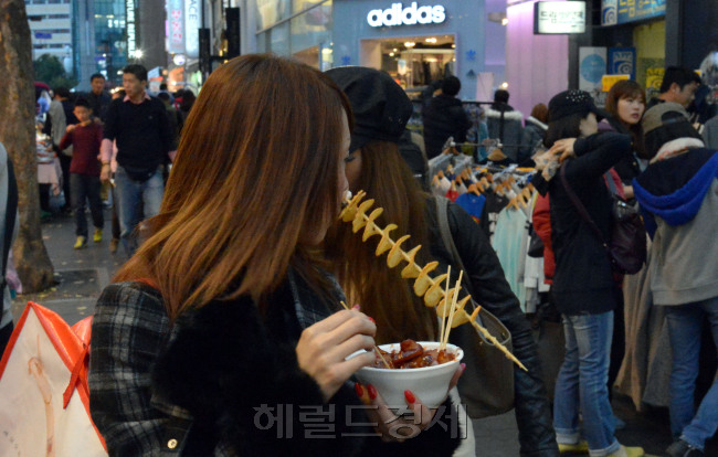 명동길거리음식.<br />정희조 기자/checho@heraldcorp.com 141105
명동길거리음식.
정희조 기자/checho@heraldcorp.com 141105
명동길거리음식.
정희조 기자/checho@heraldcorp.com 141105