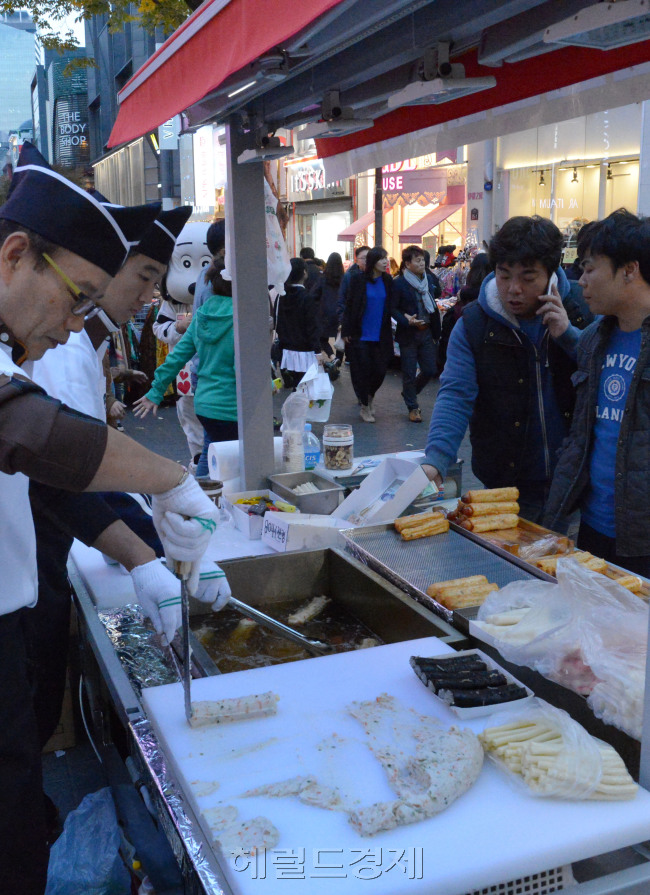 명동길거리음식.<br />정희조 기자/checho@heraldcorp.com 141105
명동길거리음식.
정희조 기자/checho@heraldcorp.com 141105
명동길거리음식.
정희조 기자/checho@heraldcorp.com 141105
