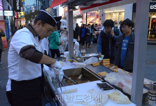 명동길거리음식.<br />정희조 기자/checho@heraldcorp.com 141105
명동길거리음식.
정희조 기자/checho@heraldcorp.com 141105
명동길거리음식.
정희조 기자/checho@heraldcorp.com 141105