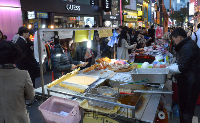 명동길거리음식.<br />정희조 기자/checho@heraldcorp.com 141105
명동길거리음식.
정희조 기자/checho@heraldcorp.com 141105
명동길거리음식.
정희조 기자/checho@heraldcorp.com 141105