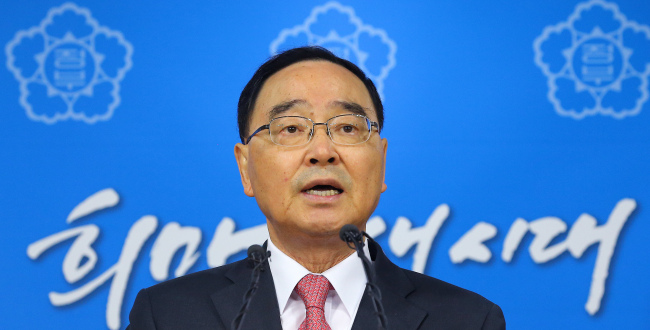 Prime Minister Chung Hong-won delivers a speech on pension reform at the government building in Seoul on Thursday.   Yonhap