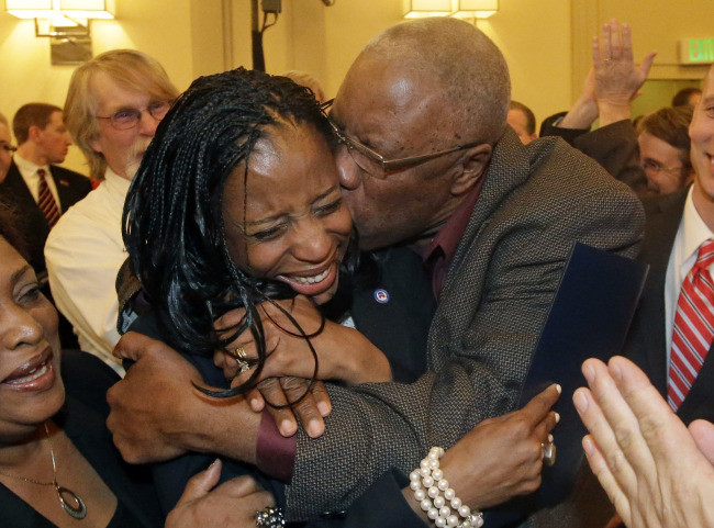 Republican Mia Love celebrates with her father, Jean Maxime Bourdeau, after winning the race for Utah’s 4th Congressional District during the Utah State GOP election night watch party in Salt Lake City on Tuesday.   AP-Yonhap