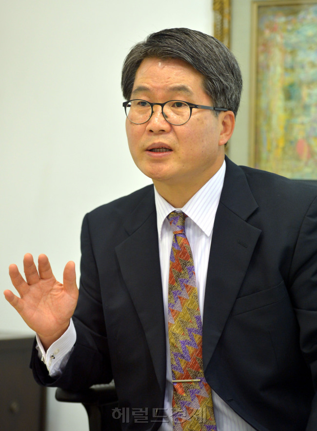 윤용철<br />김명섭 기자 msiron@heraldcorp.com
윤용철
김명섭 기자 msiron@heraldcorp.com