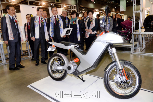 "2014 디자인코리아"가  6일 오후 일산 킨텍스에서 화려한 개막식을 갖고 5일간의 대장정에 들어갔다. 박현구 기자phko@heraldcorp.com
"2014 디자인코리아"가  6일 오후 일산 킨텍스에서 화려한 개막식을 갖고 5일간의 대장정에 들어갔다. 박현구 기자phko@heraldcorp.com
"2014 디자인코리아"가  6일 오후 일산 킨텍스에서 화려한 개막식을 갖고 5일간의 대장정에 들어갔다. 박현구 기자phko@heraldcorp.com
디자인 우수상품이 한자리에 모이는 ‘DK2014(디자인 코리아 2014)’ 행사가 6~10일 경기 고양 킨텍스에서 ‘디자인, 창조경제를 꽃 피우다’란 주제로 열리고 있다. 이태용 한국디자인진흥원 원장(앞줄 왼쪽 세번째)이 내빈들에게 전시관을 소개하고 있다. 박현구 기자/phko@heraldcorp.com
