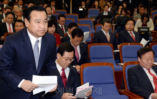 이완구 새누리당 원내대표가 7일 오전 국회에서 열린 의원총회에 참석 모두발언을 위해 연단으로 향하고 있다.이길동기자.gdlee@heraldcorp.com
이완구 새누리당 원내대표가 7일 오전 국회에서 열린 의원총회에 참석 모두발언을 위해 연단으로 향하고 있다.이길동기자.gdlee@heraldcorp.com